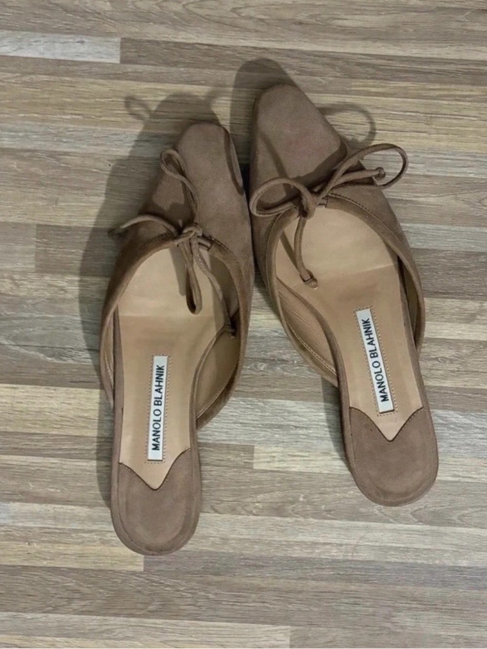Manolo Blahnik Tan Suede ballerimu Flat mules